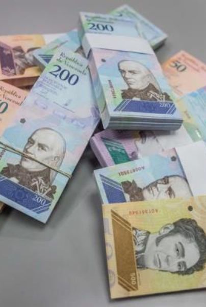 El bolívar de Venezuela se devalúa un 1,3 % cada día frente al dólar ...