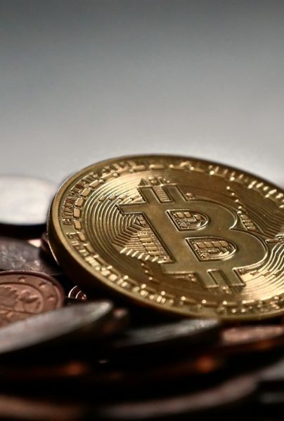 El bitcoin se desplomó el miércoles a un nuevo mínimo de 18 meses, arrastrando con él a criptomonedas más pequeñas y profundizando una crisis en el mercado provocada por el prestamista de criptomonedas Celsius, que esta semana congeló los retiros de los clientes.