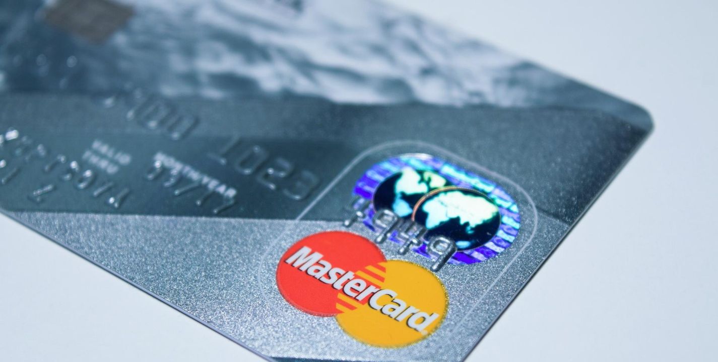 Una tarjeta de crédito te permite de alguna manera obtener el dinero que necesitas para adquirir algún producto o servicio que en este momento no puedes comprar, pero que más adelante podrás pagar
