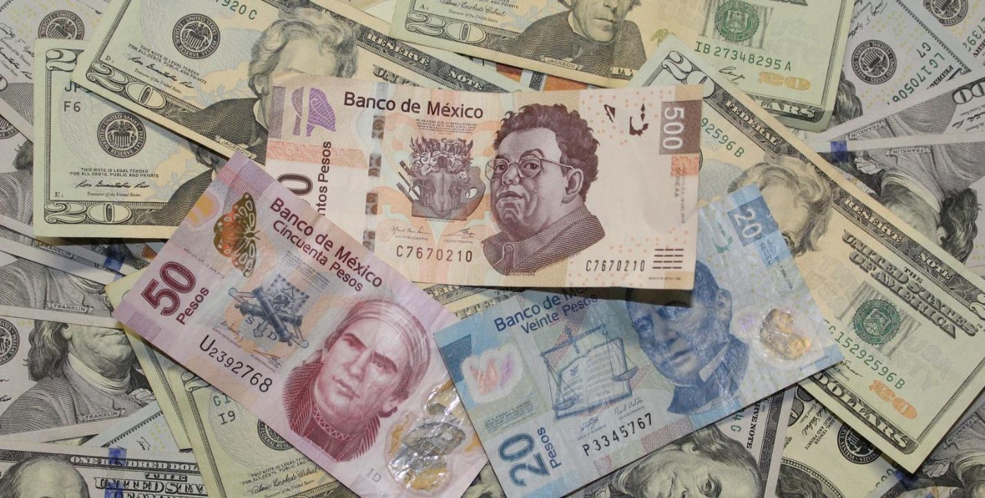 El dólar tuvo una depreciación de 0.51%, con lo que este día el tipo de cambio interbancario se ubica en 20.40 pesos por unidad, de acuerdo con datos de Bloomberg
