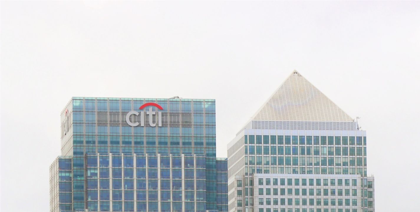 El banco estadounidense Citi anunció que venderá la marca de Banamex, las carteras de consumo, empresariales, infraestructura, licencia de operaciones y piezas del fomento cultural al “mejor postor”, después de dos décadas de operar bajo el nombre de “Citibanamex” en México.