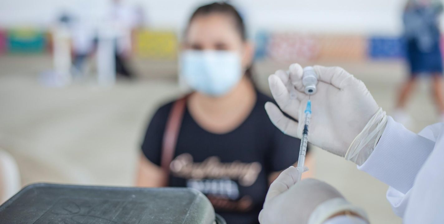 No vacunarse es una decisión personal que puede salir cara, debido a que el costo promedio de hospitalización por Covid-19 es de 519 mil pesos, mientras que el tratamiento para quienes sí se vacunaron es de 40 mil pesos