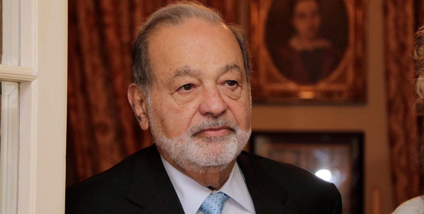 Carlos Slim es la persona más rica en México y está entre las más acaudaladas del mundo, pues se posiciona en el lugar 13 de las personas más ricas del mundo, en la lista de Forbes, con una fortuna de 81 mil 200 millones de dólares