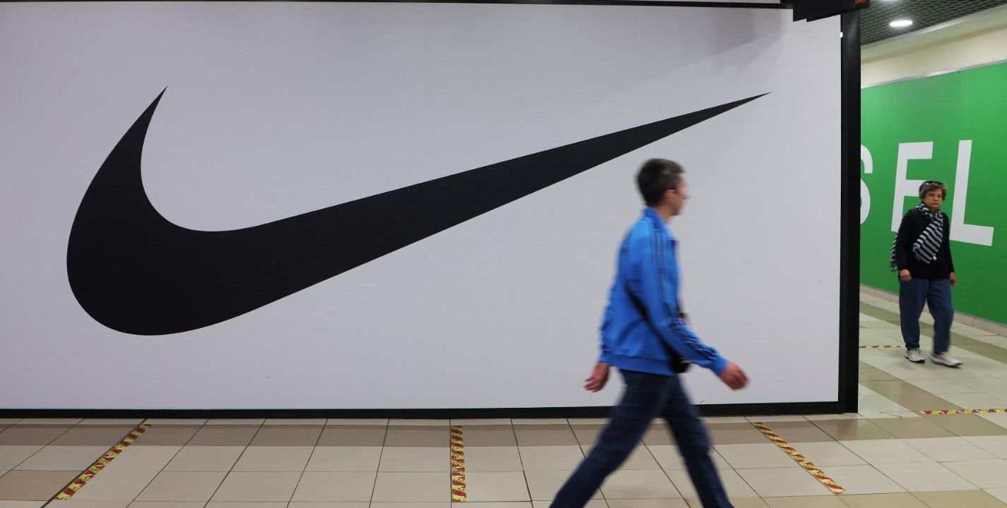 Nike, fabricante estadounidense de ropa deportiva, se retirará de forma definitiva de Rusia, después de tres meses de suspender sus operaciones en ese país, informó este jueves la empresa