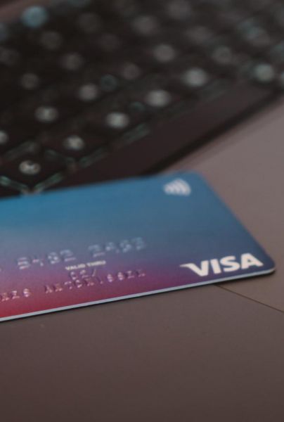 Una tarjeta de crédito es una herramienta financiera muy útil que puedes utilizar a tu favor, pero también se puede convertir en un problema si no la administras adecuadamente