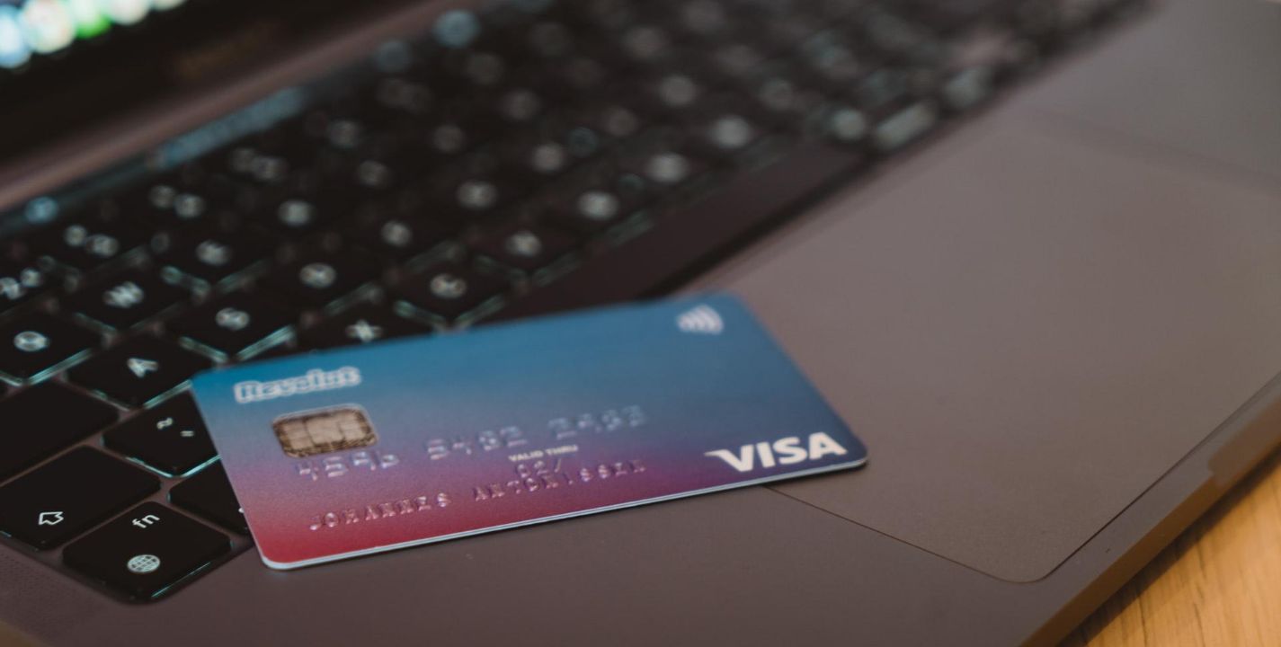 Una tarjeta de crédito es una herramienta financiera muy útil que puedes utilizar a tu favor, pero también se puede convertir en un problema si no la administras adecuadamente