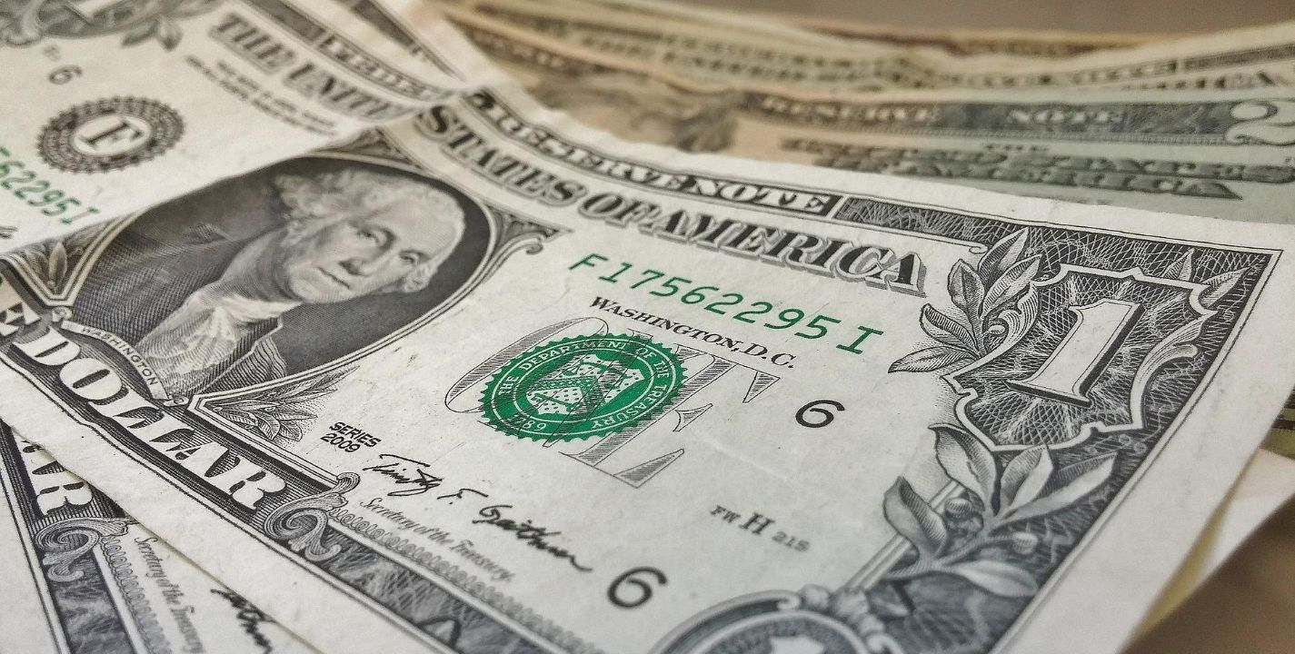 El dólar tuvo una apreciación de 0.60%, con lo que este día el tipo de cambio interbancario se ubica en 20.48 pesos por unidad, de acuerdo con datos de Bloomberg