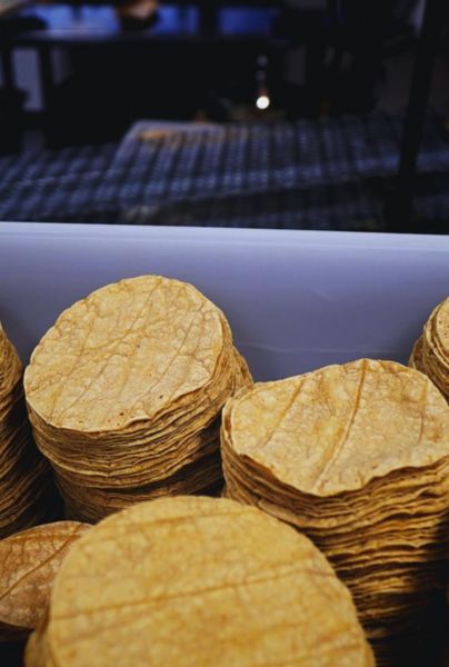 Uno de los alimentos más comunes de las familias mexicanas es la tortilla de maíz, que elevó su precio hasta los 30 pesos el kilo, en distintos lugares del País