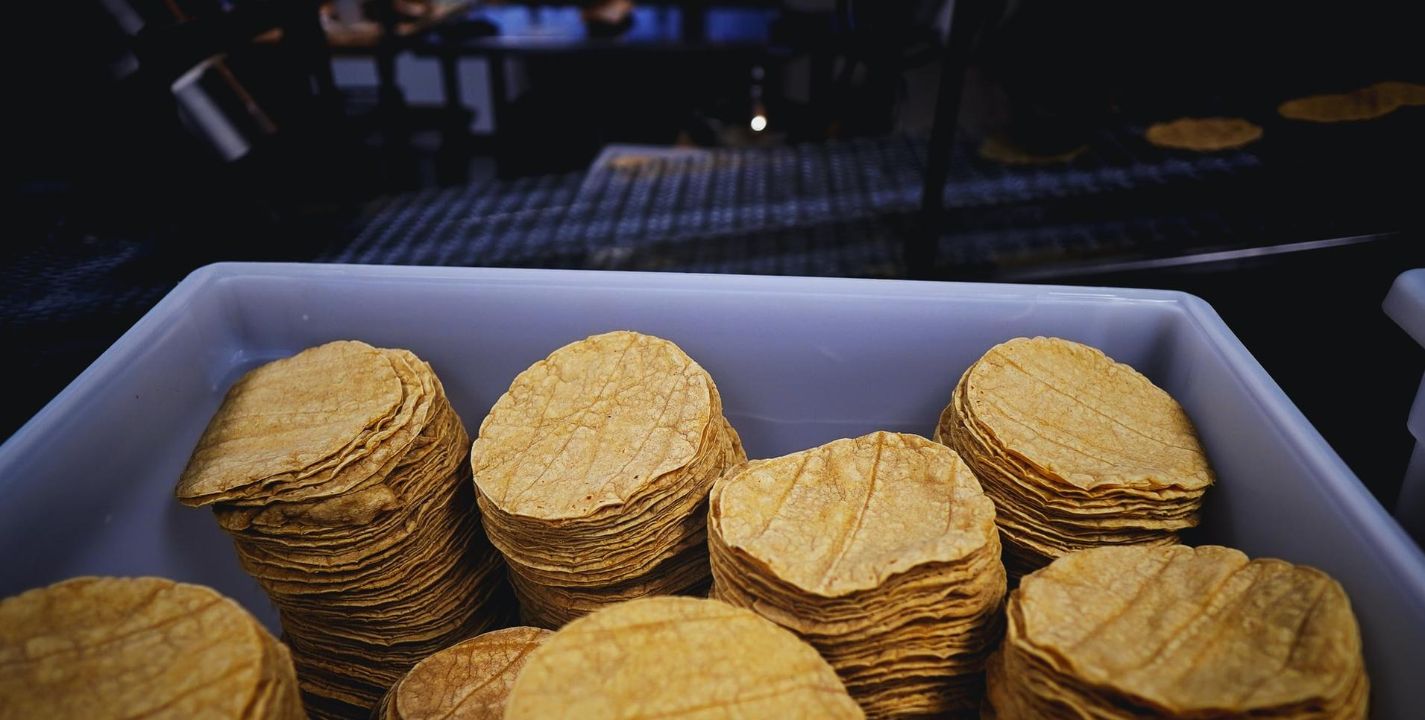Uno de los alimentos más comunes de las familias mexicanas es la tortilla de maíz, que elevó su precio hasta los 30 pesos el kilo, en distintos lugares del País