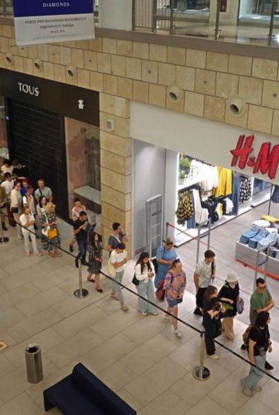 La cadena de moda sueca Hennes and Mauritz (H&M), abandonará el mercado ruso, pero antes reabrió 10 tiendas, lo que provocó grandes filas, especialmente en Moscú