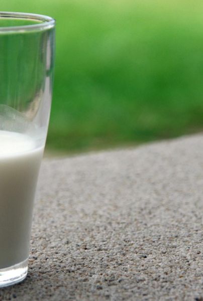 Uno de los productos más importantes de la canasta básica es la leche, cuyo precio podría aumentar en México, de acuerdo con el director general de Seguridad Alimentaria, Leonel Cota