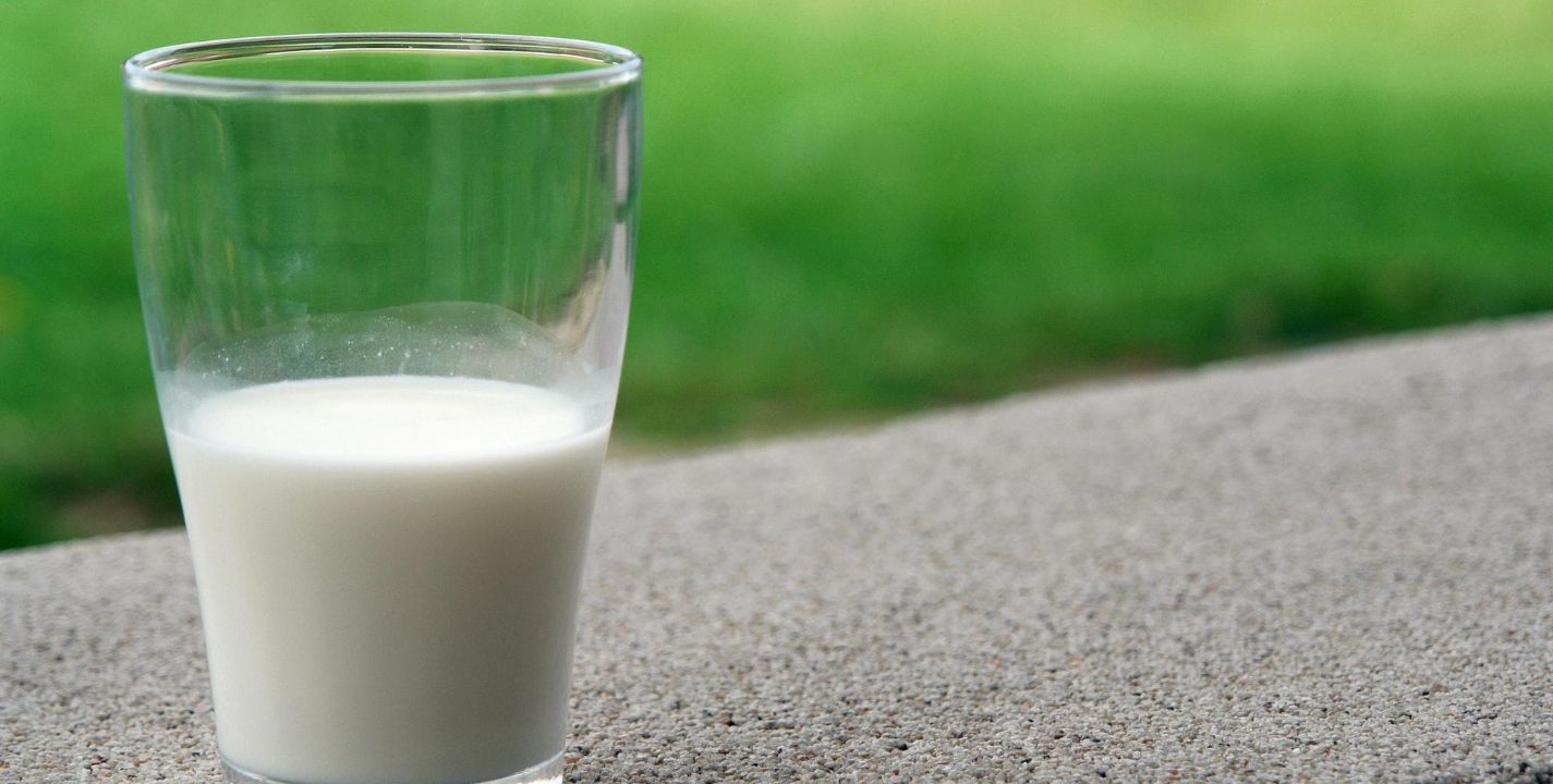 Uno de los productos más importantes de la canasta básica es la leche, cuyo precio podría aumentar en México, de acuerdo con el director general de Seguridad Alimentaria, Leonel Cota
