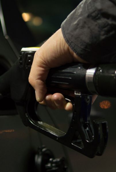 De acuerdo con LTH High Battery, si tu auto indica RON 91 o AKY 87, quiere decir que deberás cargar gasolina Magna o “verde”.