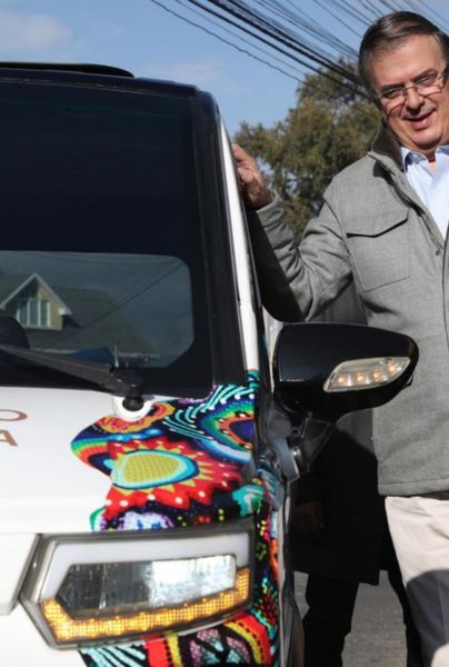 Marcelo Ebrad, secretario de Relaciones Exteriores, recorrió las calles de La Paz, Baja California Sur, en un auto eléctrico de origen boliviano para anunciar su fabricación a “escala” en México para 2023, un proyecto que incluye la fabricación de baterías de litio, tomando la experiencia boliviana