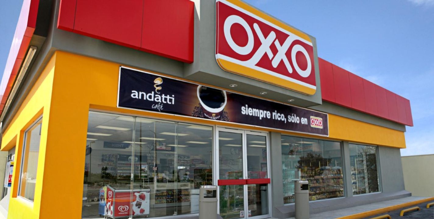 Seguramente en algún momento has asistido a las tiendas de conveniencia Oxxo, las cuales cada día son más comunes y aunque pudiera parecerte increíble, esta idea de negocio surgió desde la década de los años 70