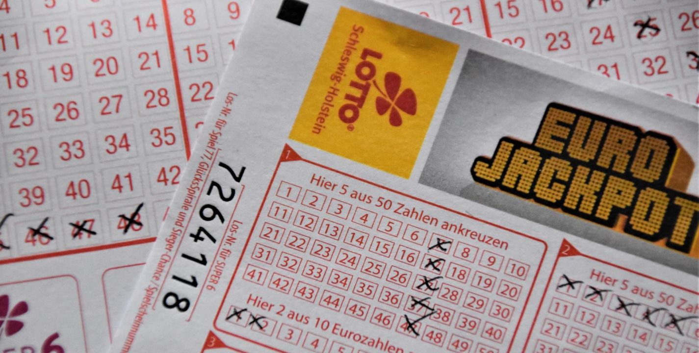 Dos personas reclamaron el premio gordo de la lotería Mega Millions en Estados Unidos, por mil 337 millones de dólares, tras conocerse que a finales de julio solo un boleto había sido el ganador del sorteo
