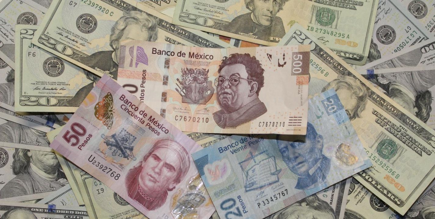 El dólar tuvo una ligera depreciación de 0.10%, con lo que este día el tipo de cambio interbancario se ubica en 20.34 pesos por unidad, de acuerdo con datos de Bloomberg
