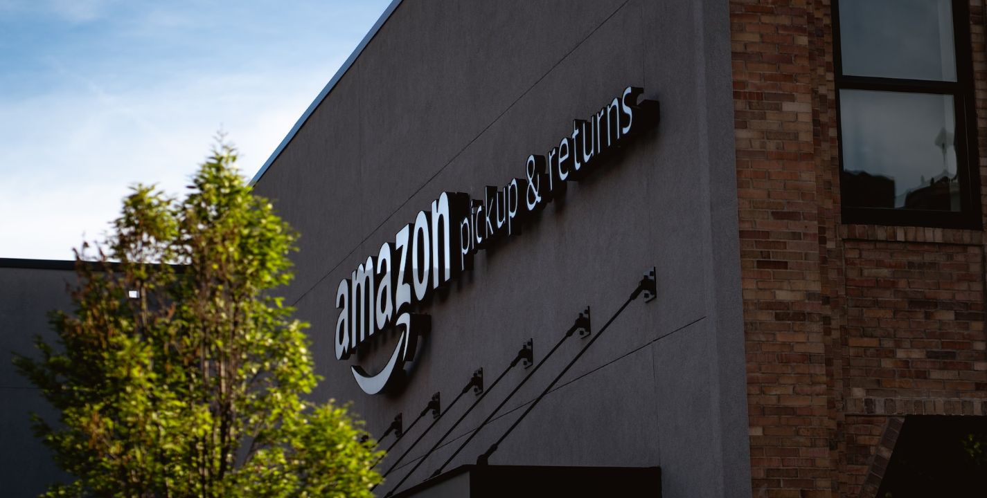 Amazon comenzó a cortar lazos de trabajo con miles de sus trabajadores.
