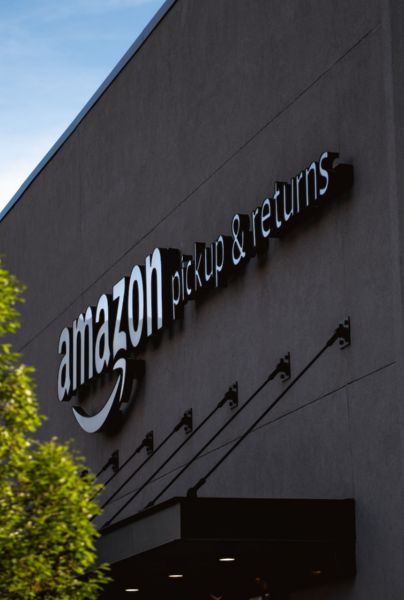 Amazon comenzó a cortar lazos de trabajo con miles de sus trabajadores.