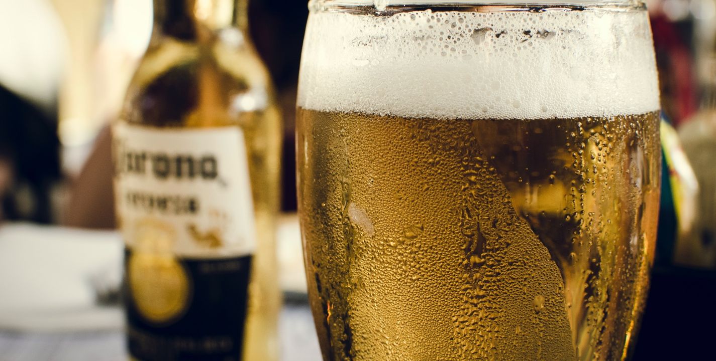 El valor de mercado de las bebidas con y sin alcohol en México alcanza los 447 mil millones de pesos, manteniendo un buen dinamismo después del sector de alimentos y por encima de categorías como golosinas, higiene y belleza.