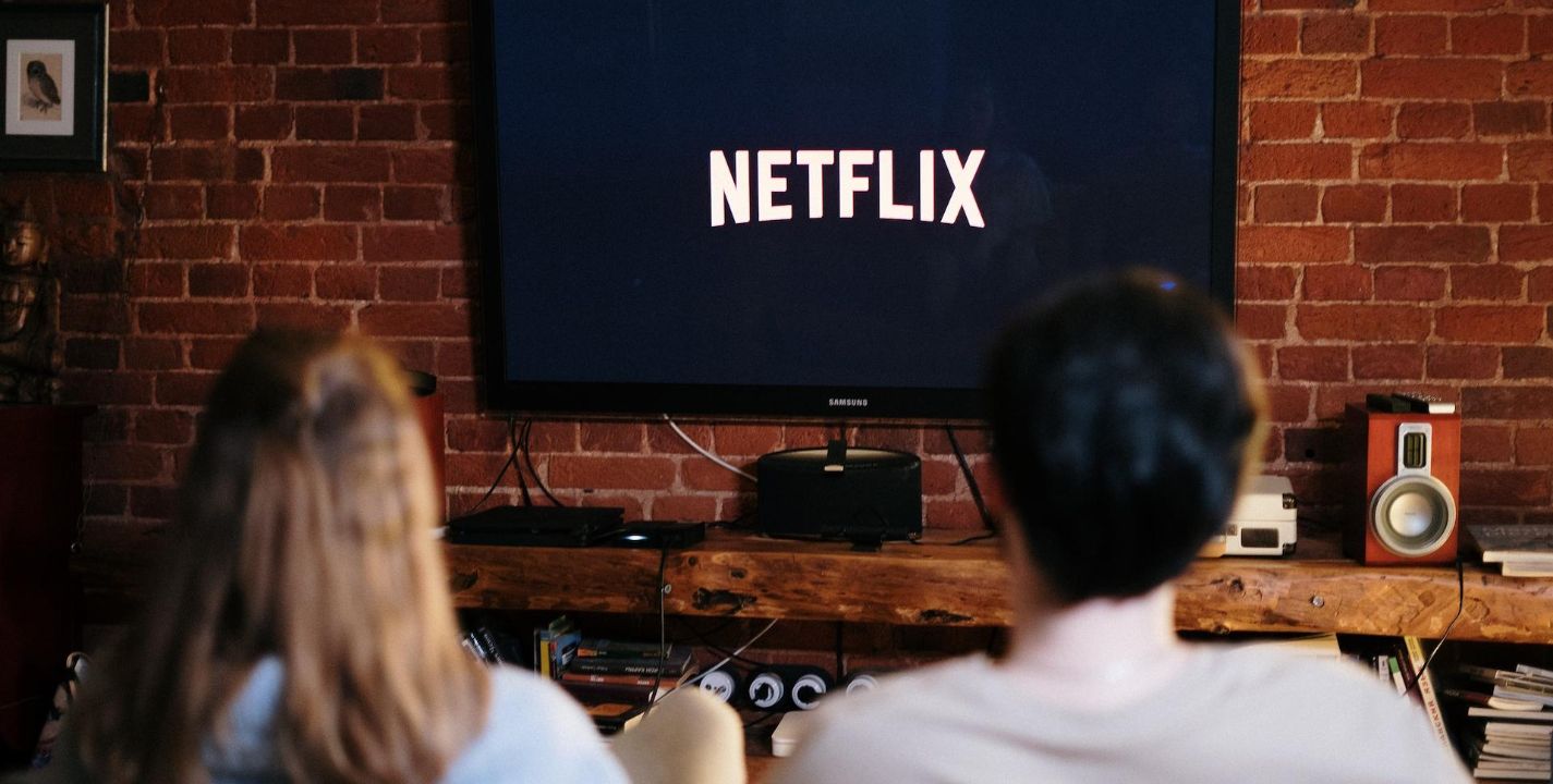 Los programas exitosos creados por Netflix han ayudado a la plataforma de streaming a destacarse en un mercado abarrotado y allana el camino para un crecimiento de ingresos de dos dígitos más adelante este año, afirmaron analistas, después de que la firma superó las estimaciones de adición de suscriptores