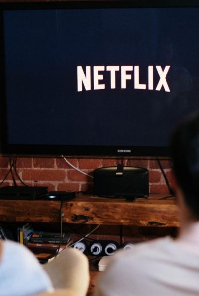 Los programas exitosos creados por Netflix han ayudado a la plataforma de streaming a destacarse en un mercado abarrotado y allana el camino para un crecimiento de ingresos de dos dígitos más adelante este año, afirmaron analistas, después de que la firma superó las estimaciones de adición de suscriptores