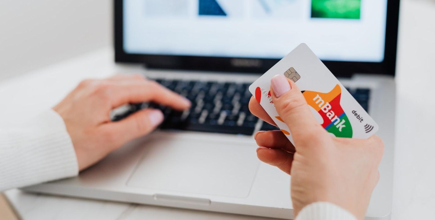 Las operaciones de compra de comercio electrónico fueron de enero a septiembre de 2022 un total de 610 millones, lo que representa el 20.4% de las operaciones con tarjetas de débito y crédito