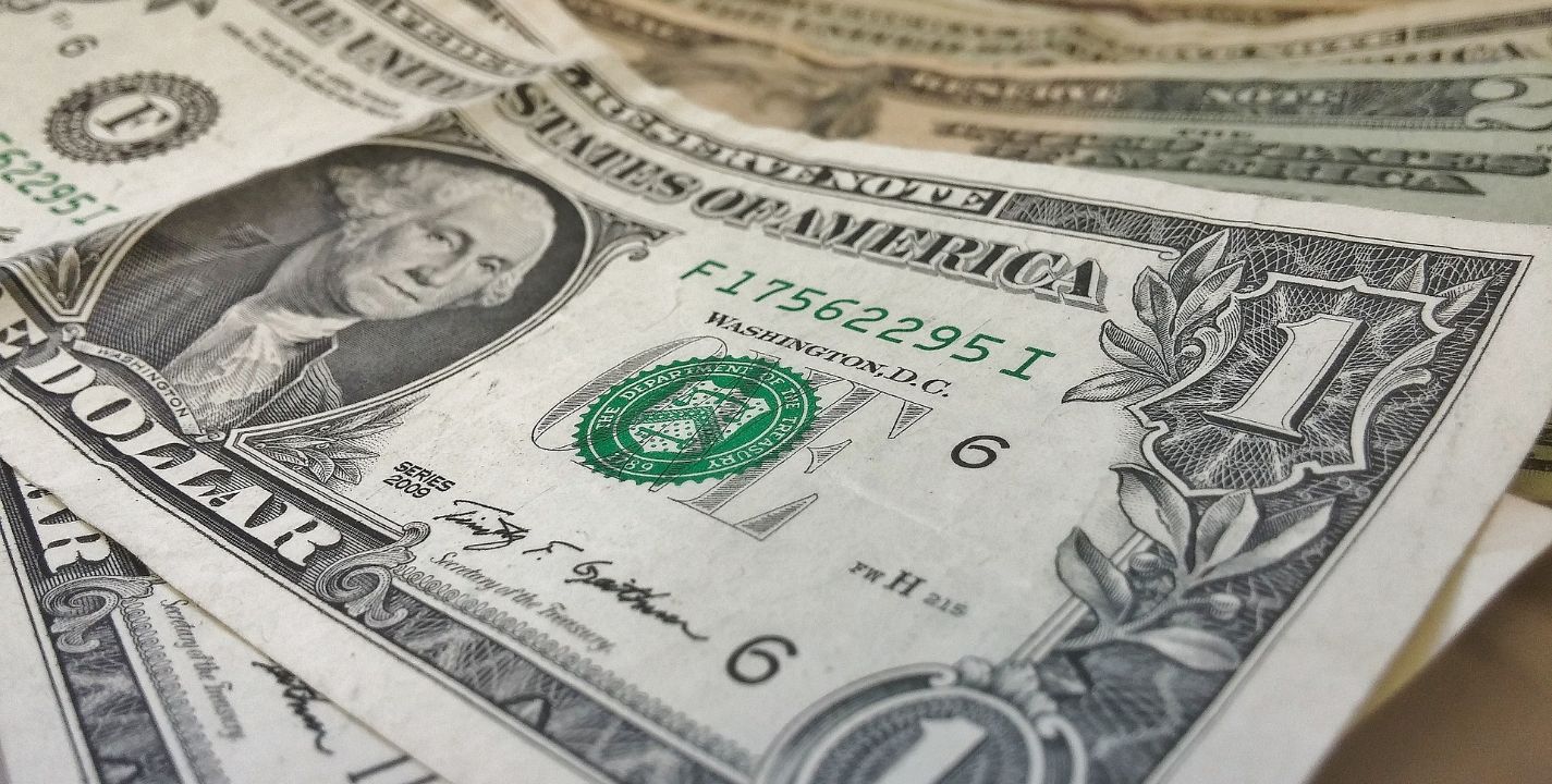 El dólar tuvo una apreciación de 0.08%, con lo que este día el tipo de cambio interbancario se ubica en 18.83 pesos por unidad, de acuerdo con datos de Bloomberg