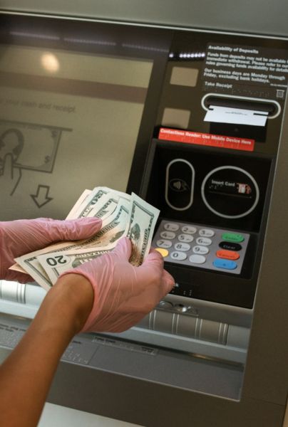En México, los tarjetahabientes realizan anualmente en cajeros automáticos más de 153 millones de operaciones interbancarias con tarjetas de débito y crédito, por un monto total de 463 mil millones de pesos, de acuerdo con el Banco de México.