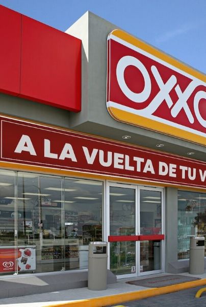 Actualmente, el negocio de proximidad de Oxxo cuenta con más de 30 mil ubicaciones en 10 países. Solamente la división salud de Femsa es la plataforma de farmacias más grande de América Latina.