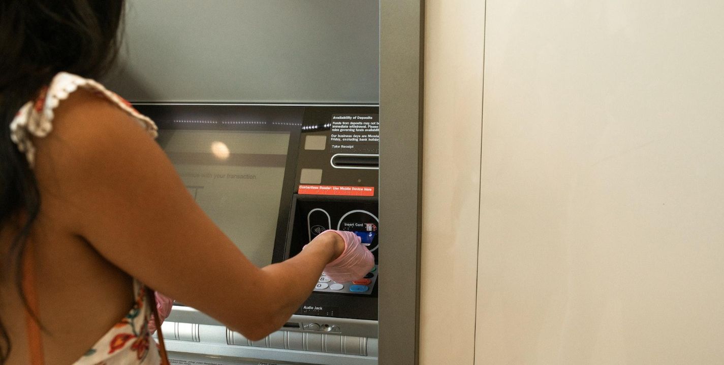 Retirar efectivo de un cajero automático es una práctica muy común para quienes manejan tarjetas de débito, pero puede ocurrir que al hacerlo éste no te entregue el dinero que solicitaste