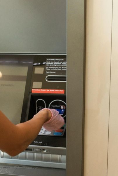 Retirar efectivo de un cajero automático es una práctica muy común para quienes manejan tarjetas de débito, pero puede ocurrir que al hacerlo éste no te entregue el dinero que solicitaste