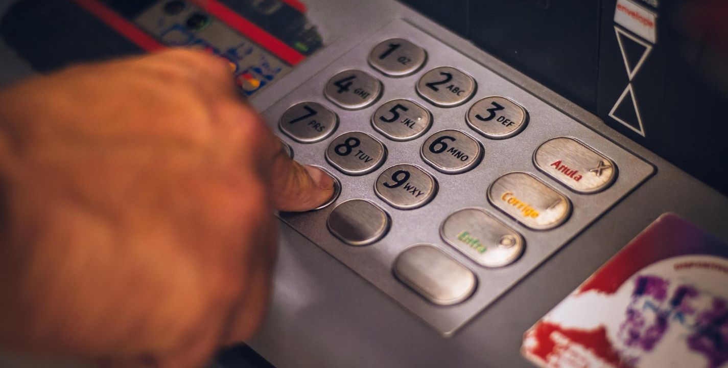 Los adultos mayores que reciben su pensión a través de la tarjeta del Bienestar pueden olvidar la clave para hacer operaciones bancarias en cajeros automáticos, pero existen varias formas de recuperarlo