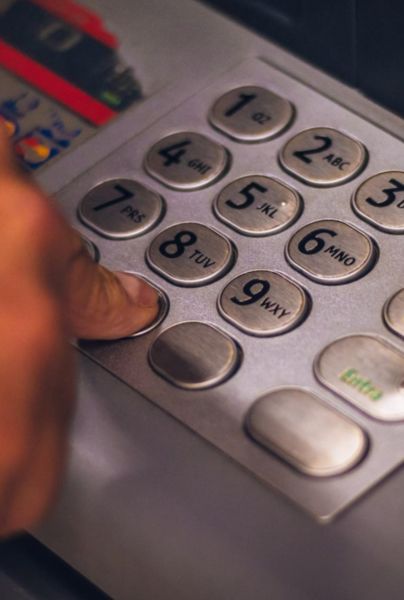 Los adultos mayores que reciben su pensión a través de la tarjeta del Bienestar pueden olvidar la clave para hacer operaciones bancarias en cajeros automáticos, pero existen varias formas de recuperarlo