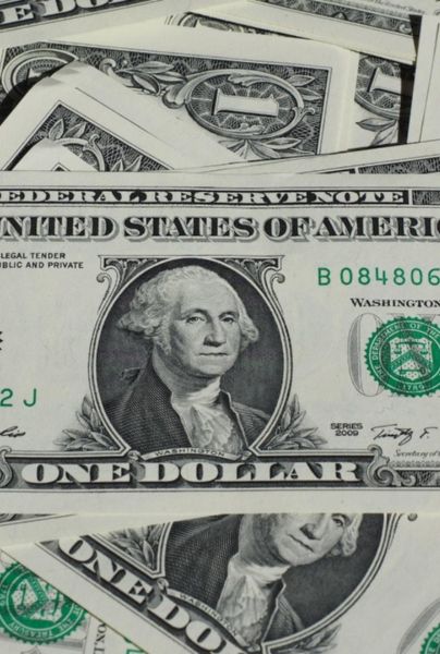 El dólar tuvo una apreciación de 0.30%, con lo que este día el tipo de cambio interbancario se ubica en 17.95 pesos por unidad, de acuerdo con datos de Bloomberg