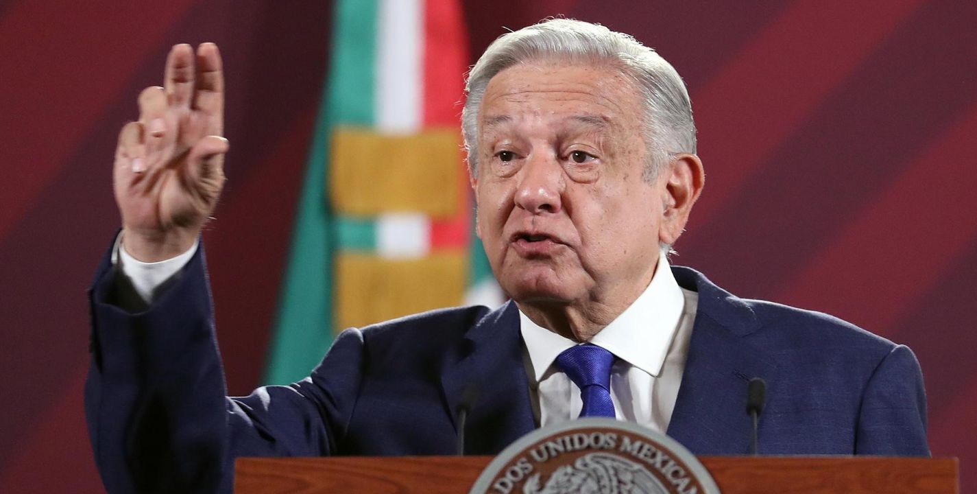 El presidente Andrés Manuel López Obrador dijo que aunque se mantienen las negociaciones con Germán Larrea para la compra de Banamex, su Gobierno podría adquirirlo si Grupo México no lo hace