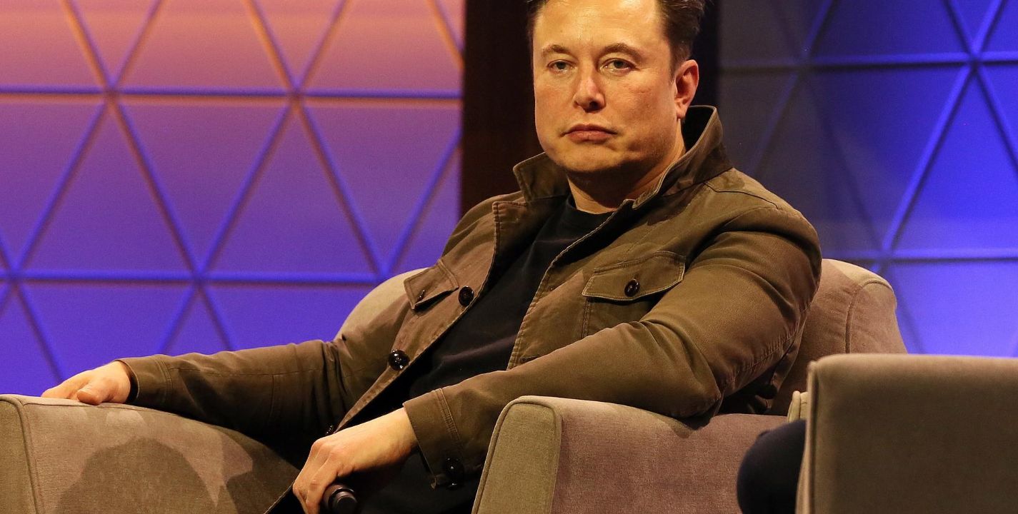 Elon Musk se prestó mil millones de dólares de SpaceX, cerca de la fecha en la que adquirió por 44 mil millones de dólares Twitter, ahora llamada X, según el diario The Wall Street Journal